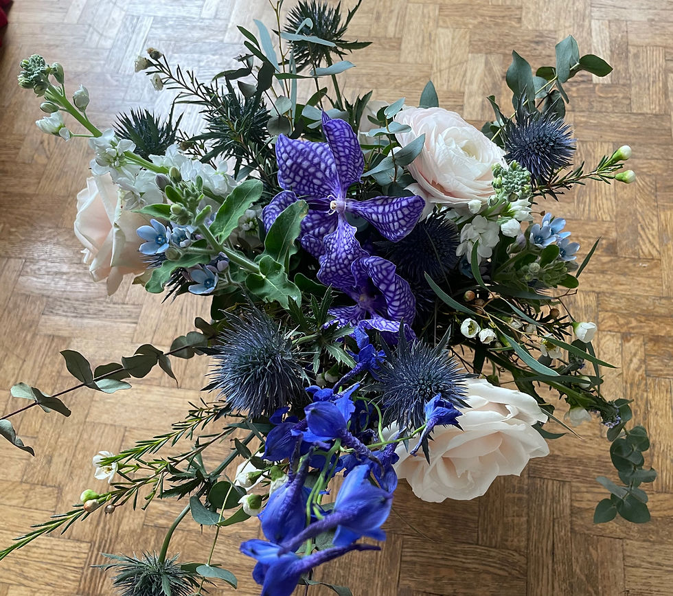 Bouquet de saison aérien aux tons bleutés: orchidées et feuillages légers