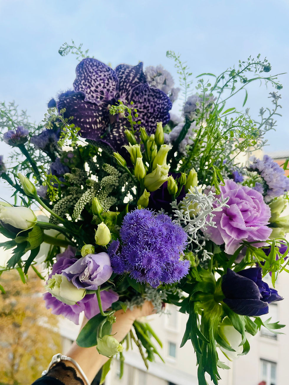 Sandrine flor'art - Bouquet aux nuances mauves et violine: orchidées et fleurs délicates