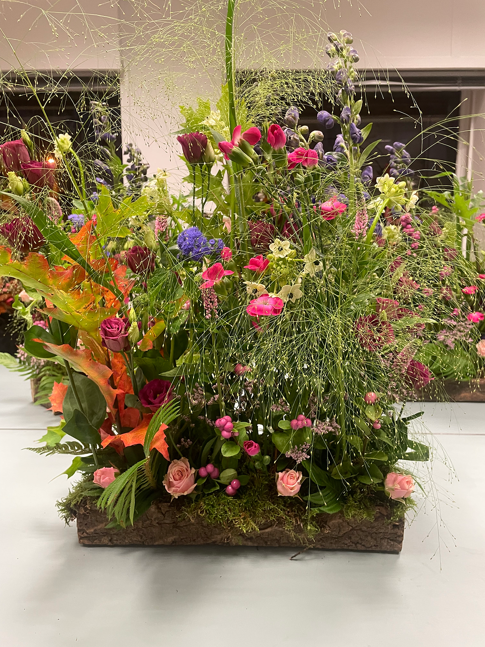 Grande composition florale sur mesure pour restaurant ou entreprise: fleurs de saison et feuillages