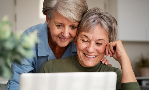 front-view-smiley-couple-with-laptop