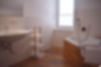 Badezimmer mit Dusche und Badewanne