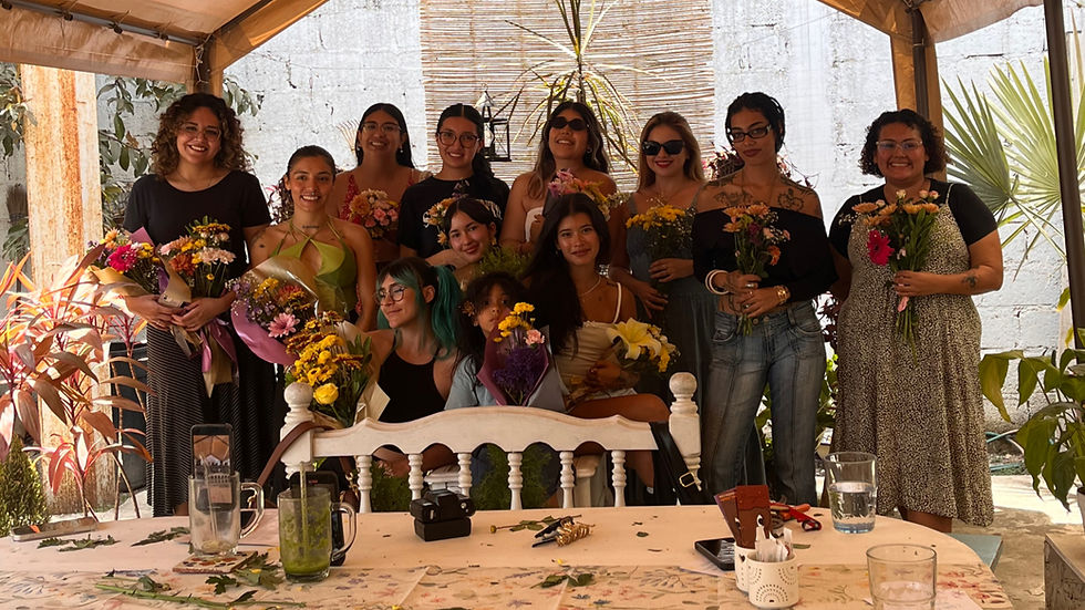 Yurani Cubillos organizando un evento de arreglos florales y llenándolo de mujeres que también se eligieron a sí mismas, cada una sosteniendo un arreglo floral hecho a mano en Los Tules.