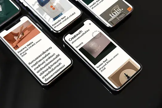 Varios teléfonos móviles mostrando diseños y textos sobre una superficie negra.