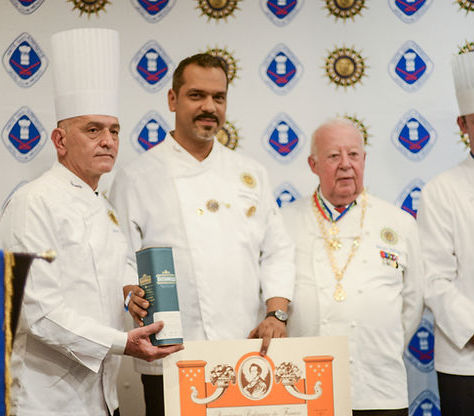 Ceremonia de nombramiento de la Academia Culinaria de Francia en México. El Chef Francisco Díaz junto a chefs reconocidos, tras recibir su nombramiento como miembro oficial.