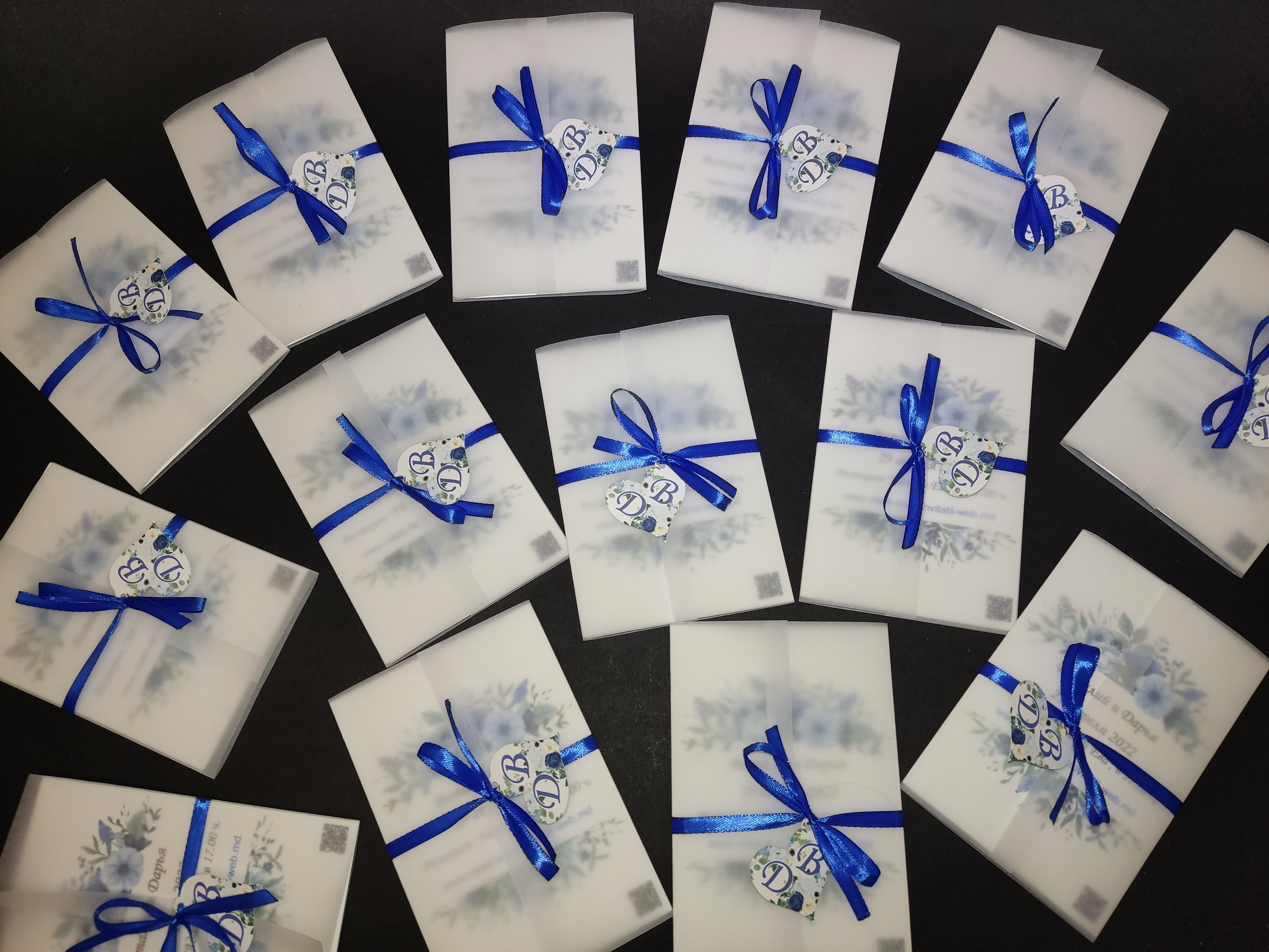 Invitații  albastru electric cu pergament 