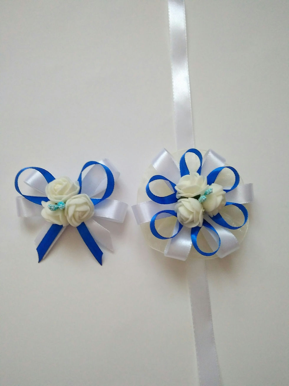 Miniatură: Butoniera (floare din 3 trandafiri mici)
