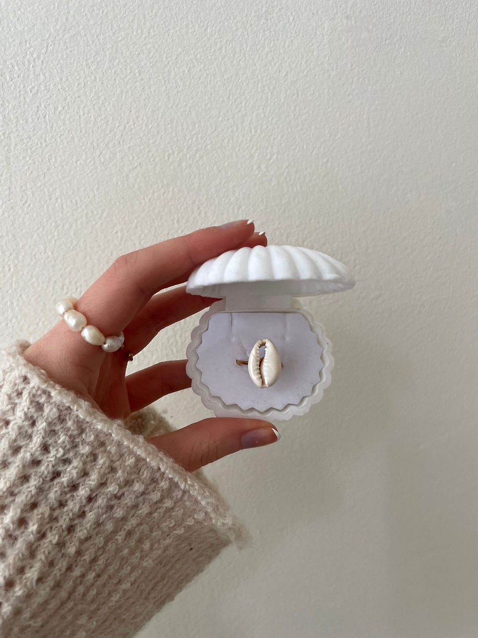 Thumbnail: Waterproof cowrie adjustable shell ring in shell jewelry box