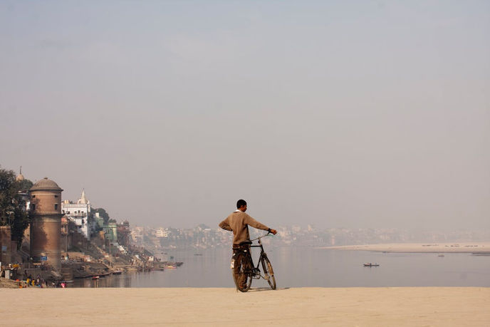 A Reading of the Opening Paragraph of Forster's 'A Passage to India'
