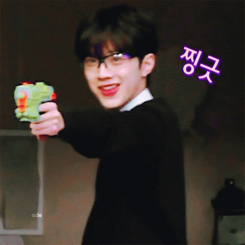 Lai kuanlin ateş ediyor. shooting wanna one wannable wanna wannables turkey wanna one forum wanna one fan cafe