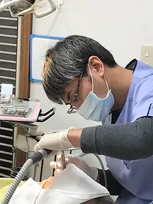治療中の医師
