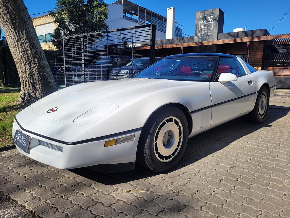 Auto clásico Chevrolet Corvette Targa V8 visto de frente