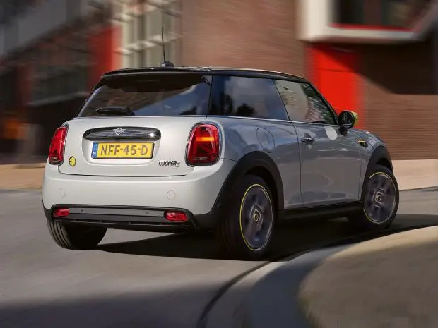 Auto Mini Cooper 100% eléctrico en movimiento vista posterior
