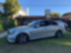 Auto clásico Mercedes-Benz C63 AMG visto de lateral