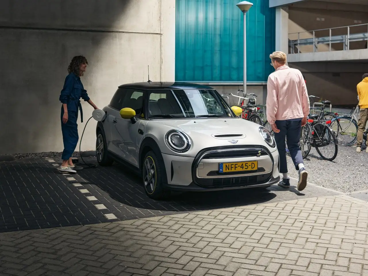 Auto Mini Cooper 100% eléctrico conectado a corriente listo para salir a pasear
