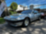 Auto clásico Ferrari 400i visto de frente