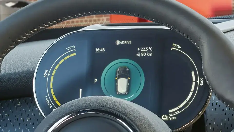 Auto Mini Cooper 100% eléctrico vista interior tablero computadora