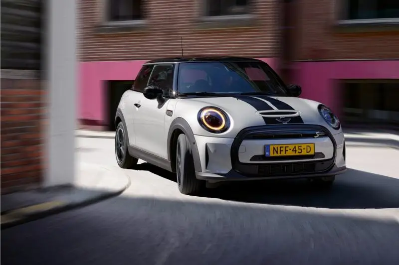 Auto Mini Cooper 100% eléctrico en marcha por la ciudad