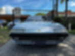 Auto clásico Ferrari 400i visto de frente