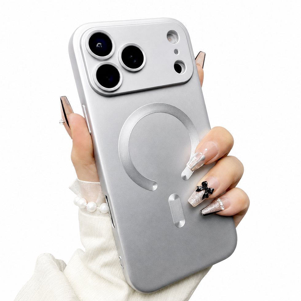 Miniatura: Capa de celular prata com suporte MagSafe e módulo de câmera integrado, vista de frente sobre fundo branco