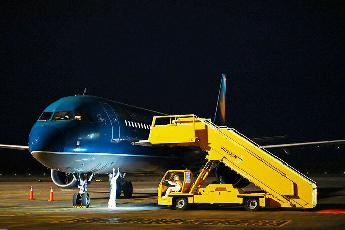 Ngày 16/3, 3 chuyến bay đặc biệt chở đồng bào từ Anh, Pháp, Đức liên tiếp đáp xuống sân bay Vân Đồn.