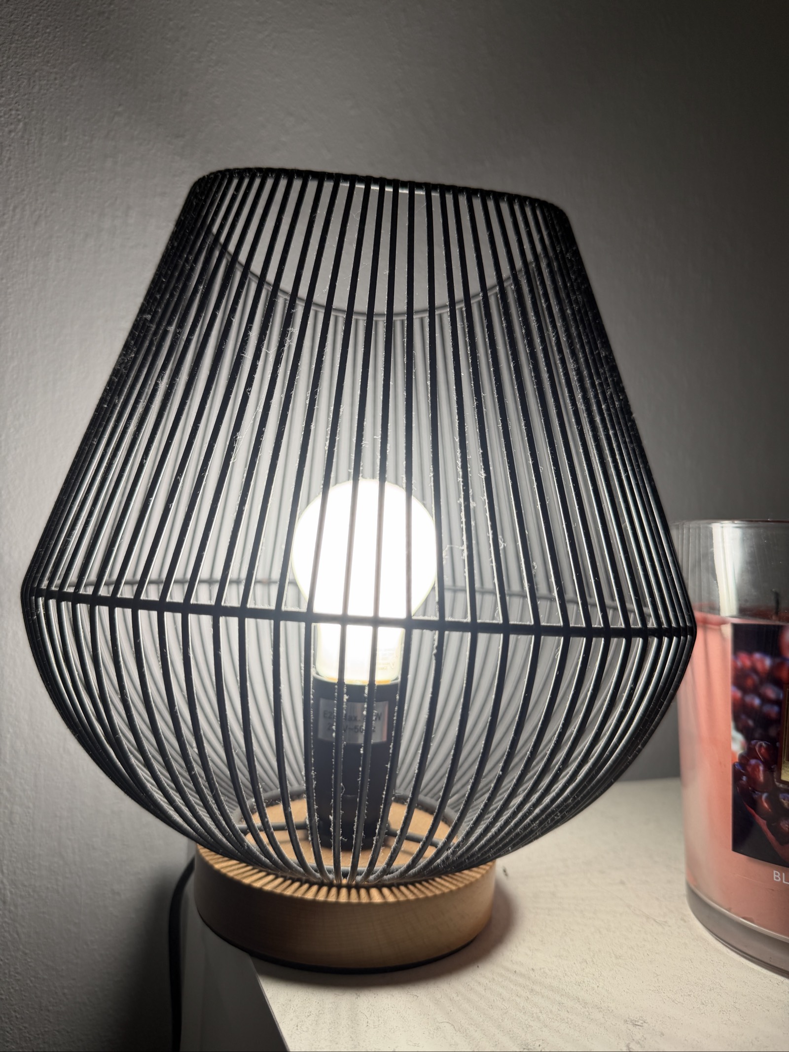 Lampe à poser en métal filaire et bois