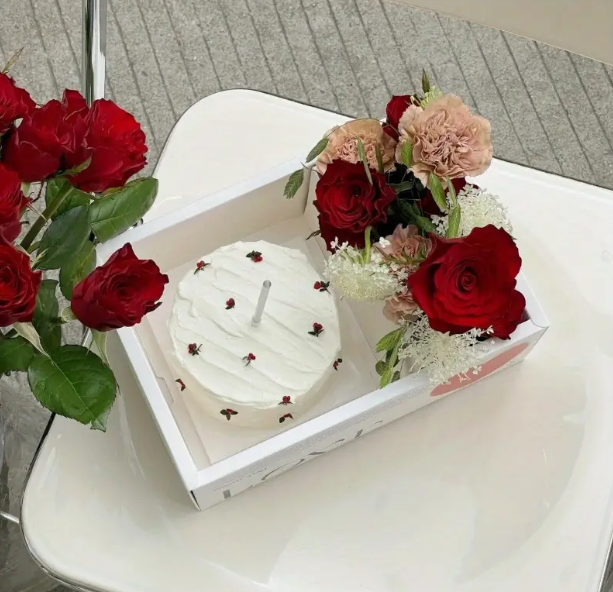 Miniatura: The Sweetheart Box - Cake + Flowers