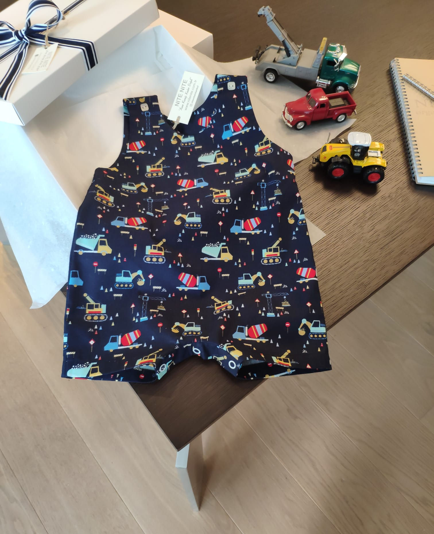 lacivert araç temalı bebek tulumu