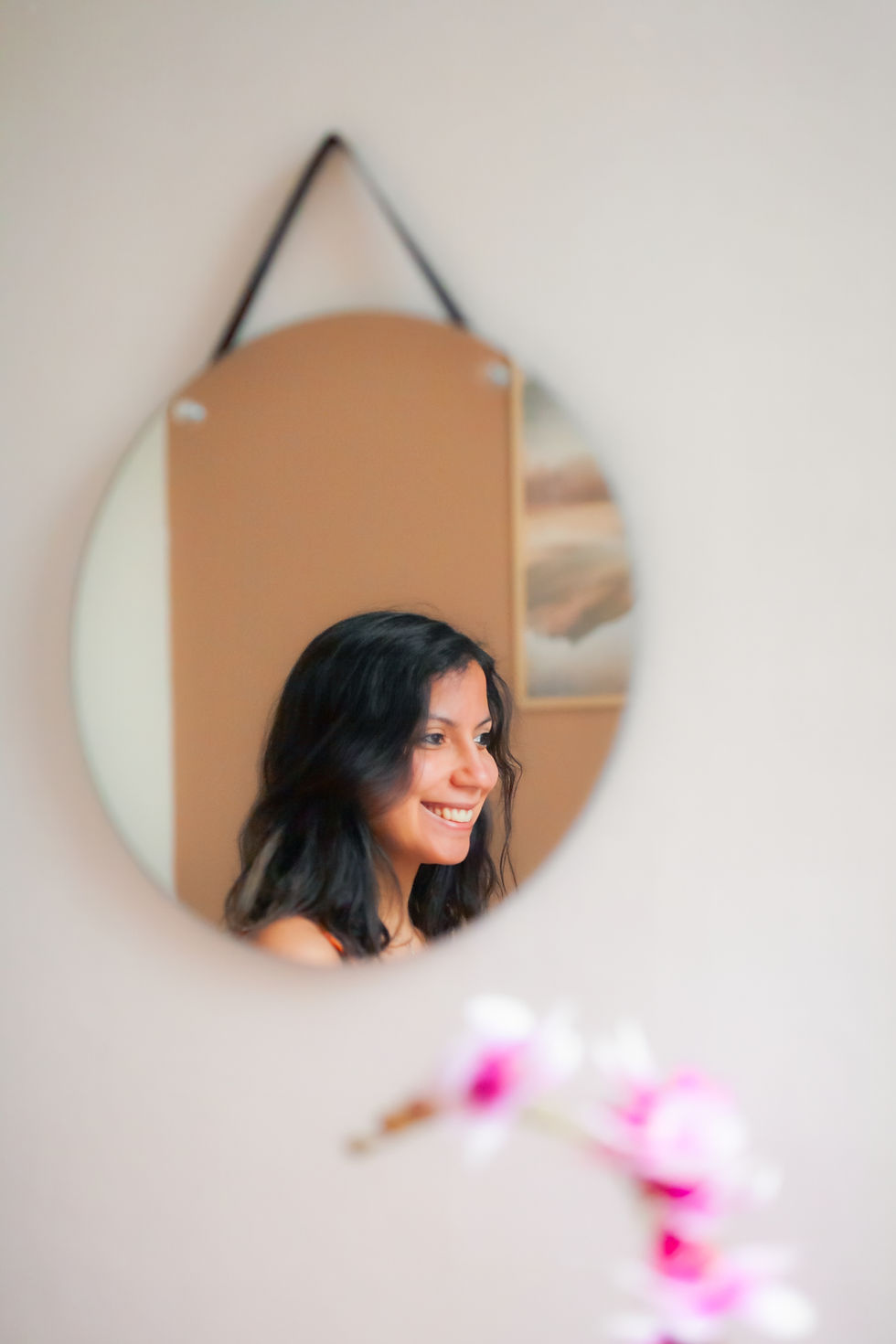 Photo du reflet d'Audry Lebihan dans un mirroir situé dans la salle d'attente de son cabinet