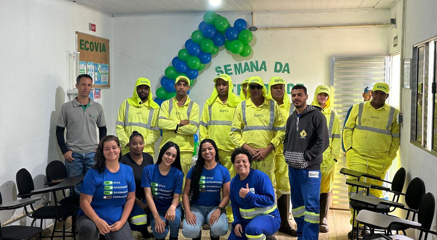 Colaboradores da Viasolo e empresas controladas reunidos durante atividades da Semana da Integridade