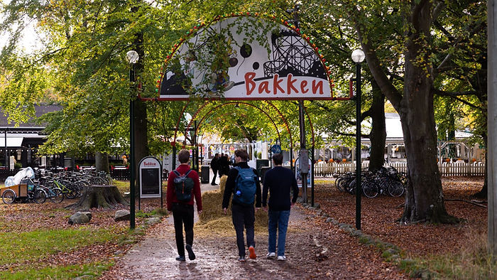 Si te gustaría visitar el parque de atracciones más antiguo de Dinamarca, sumate al tour en bicicleta por el Parque de los Ciervos.