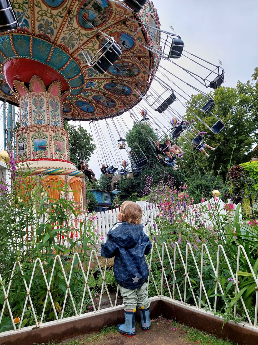 Pequeño turista disfrutando de Tivoli, Copenhague