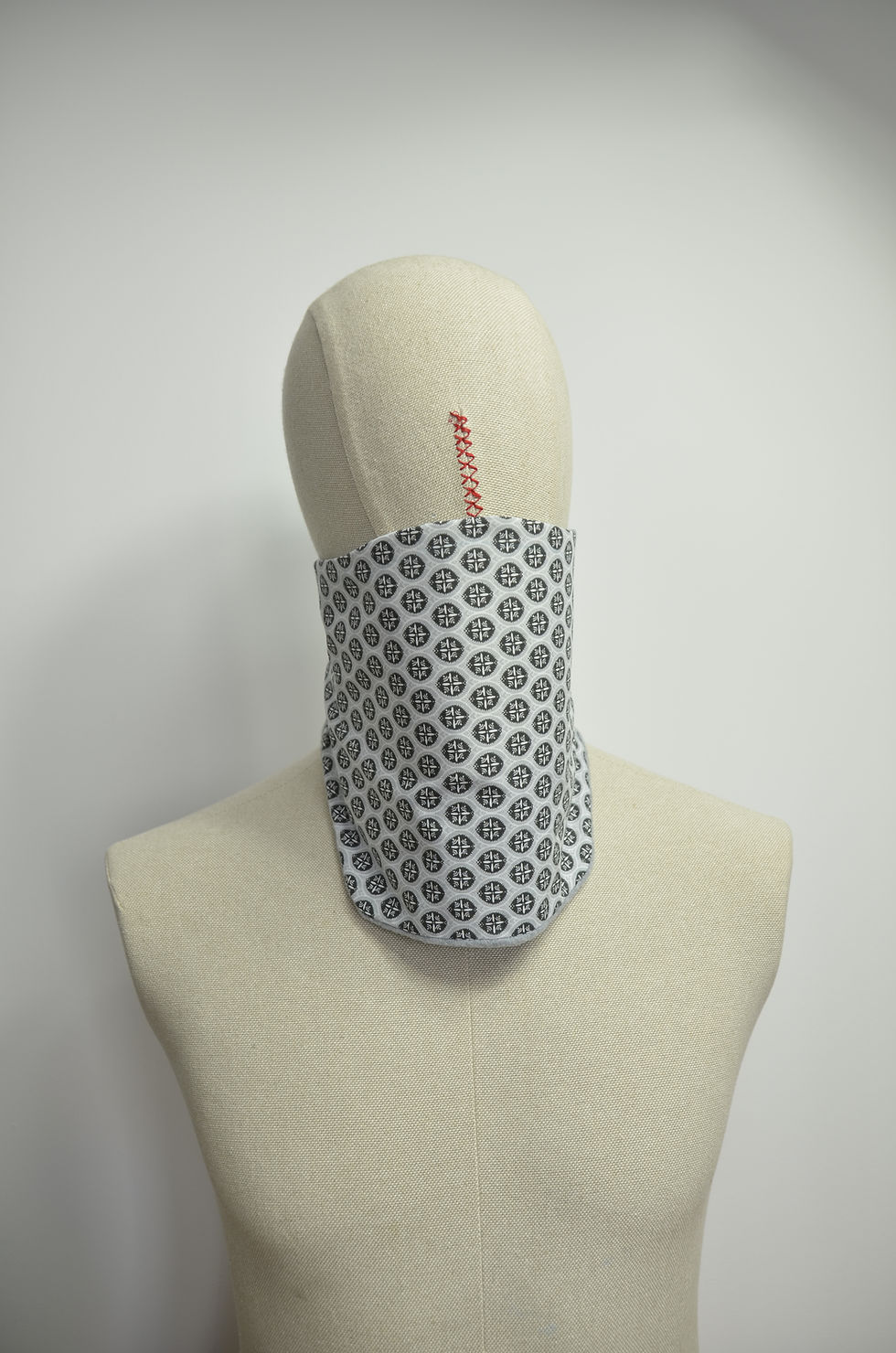 Cuello de lana LUTRA premium beige, diseño geométrico