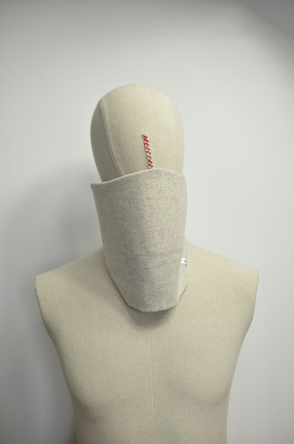 Cuello de lana beige LUTRA premium, accesorio de moda.