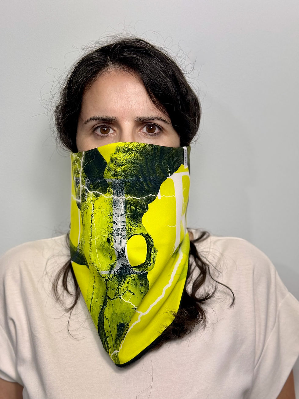 Miniatura: Scaldacollo LUTRA dal Design Esclusivo – Teschio Giallo