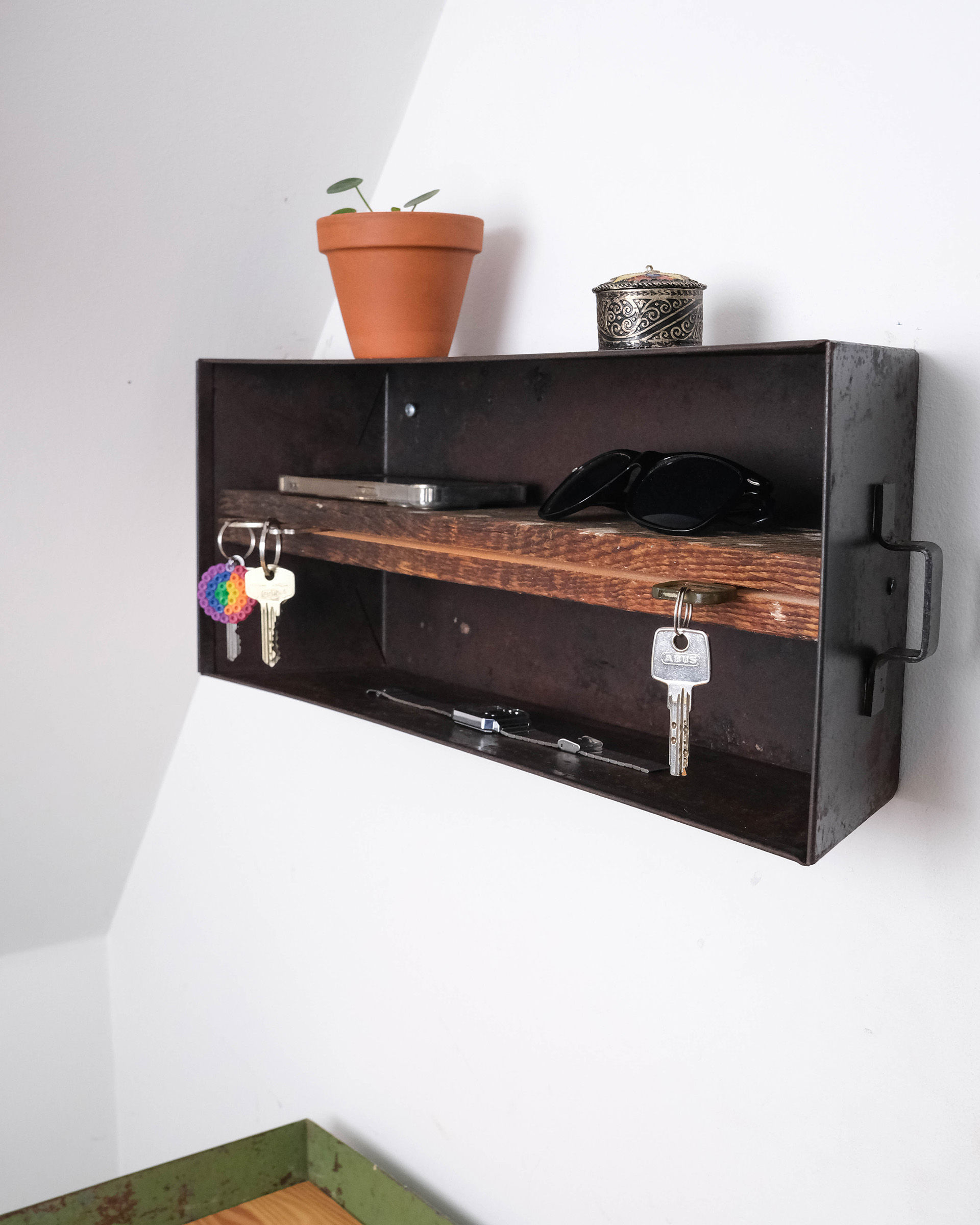 Handgefertigtes Upcycling-Schlüsselbrett aus alten Heizeinsatz-Aschekisten und recycelter Gerüstbohle, mit praktischer Ablage