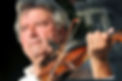 Gáspár Álmos zenész hegedűn játszik