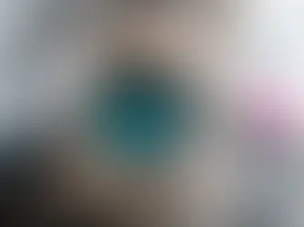 ipari mosógép, elülső nézetben betöltött ruhákkal.
