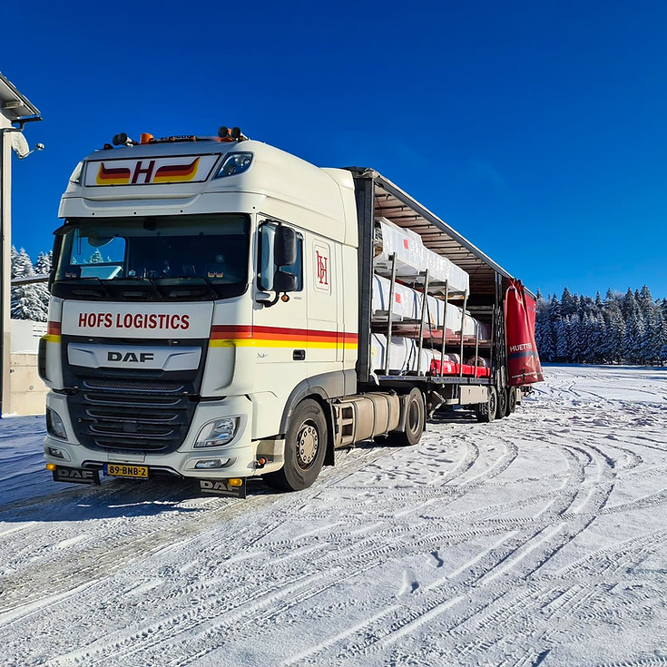 Hofs LKW im Schnee, beladen mit Gerüstmaterial