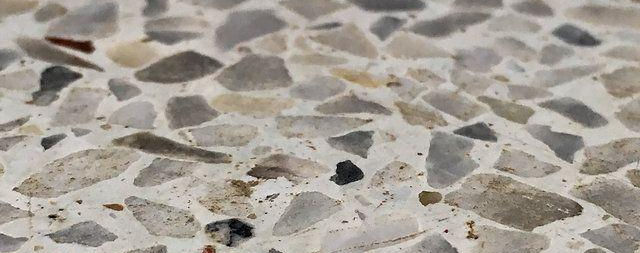 Sol en terrazzo et granito montrant les granulats naturels