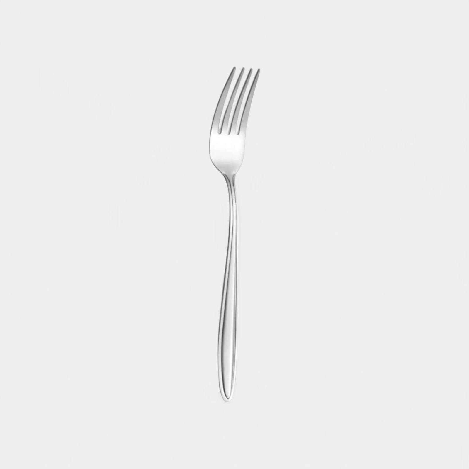 Une fourchette en argent, vue de près, sur un fond blanc simple.