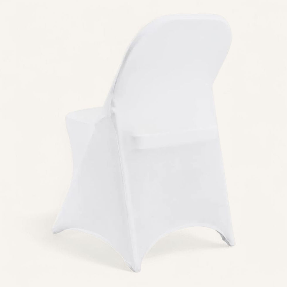 Chaise pliante blanche avec housse, idéale pour les événements et réceptions.