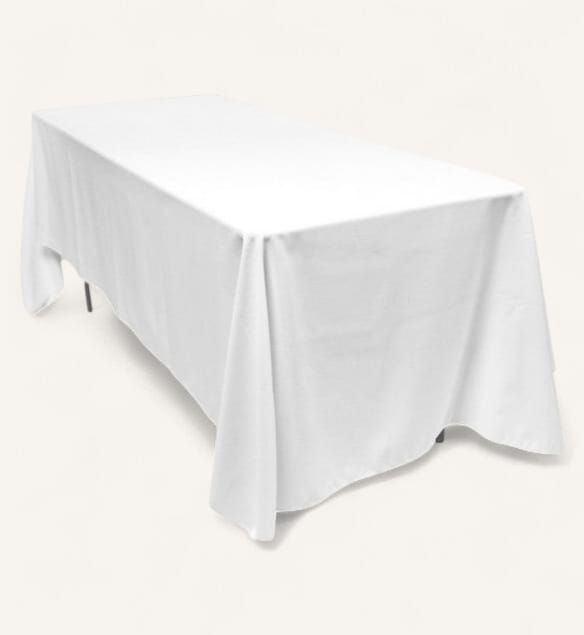 Table rectangulaire avec nappe blanche, prête pour un événement, Support métal.