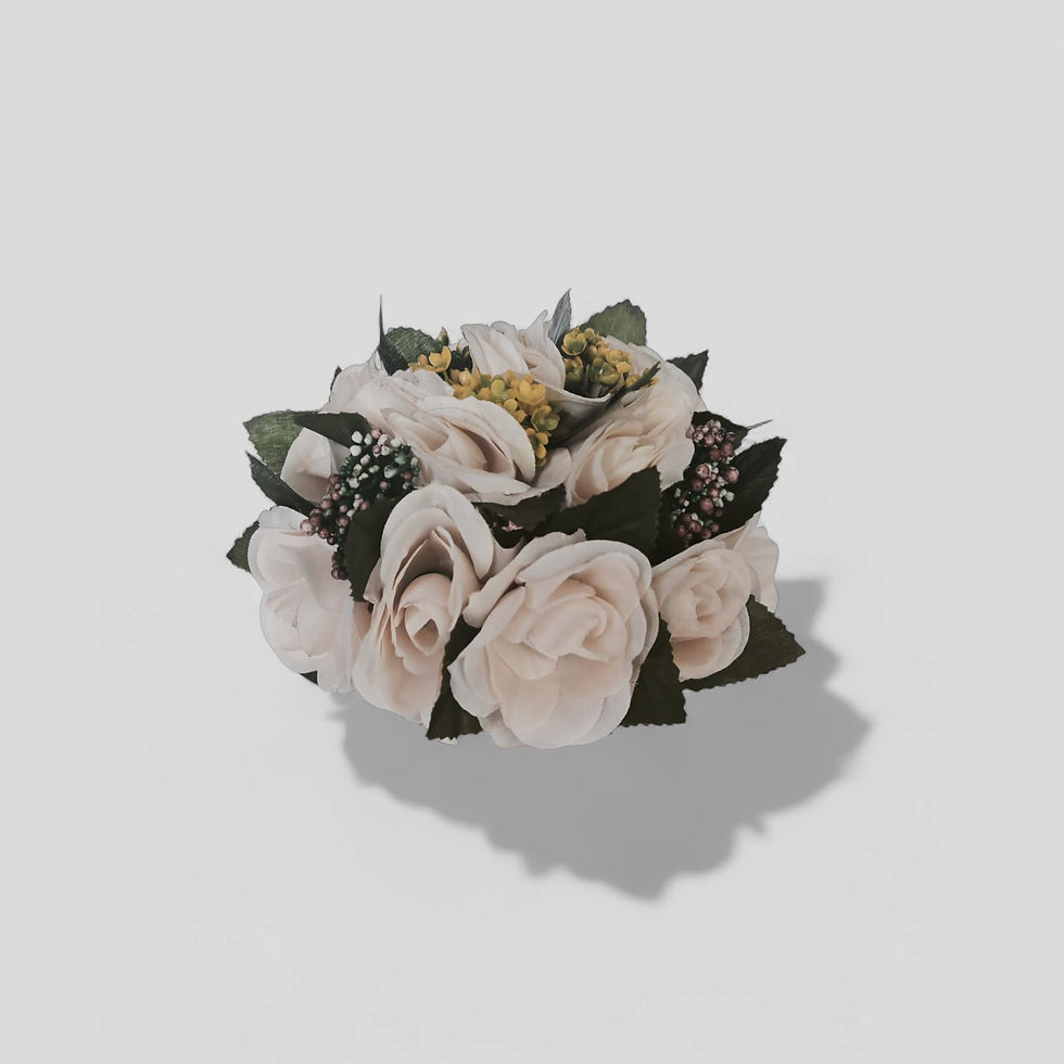 Bouquet de roses blanches, feuilles vertes, un arrangement floral sur fond blanc.