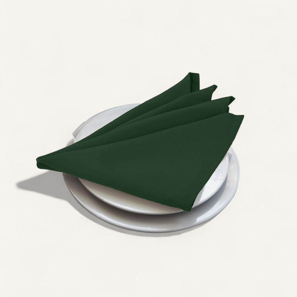 Serviettes vertes pliées sur des assiettes blanches, décoration pour un repas.