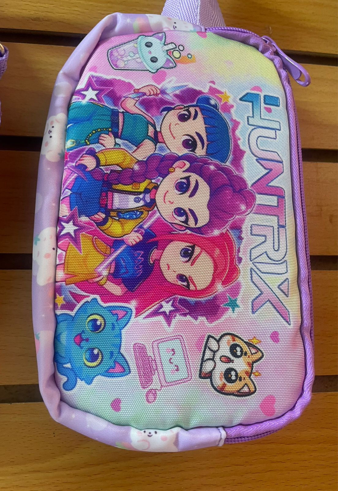 Cartuchera Guerreras K-Pop (🩷💜🩵)