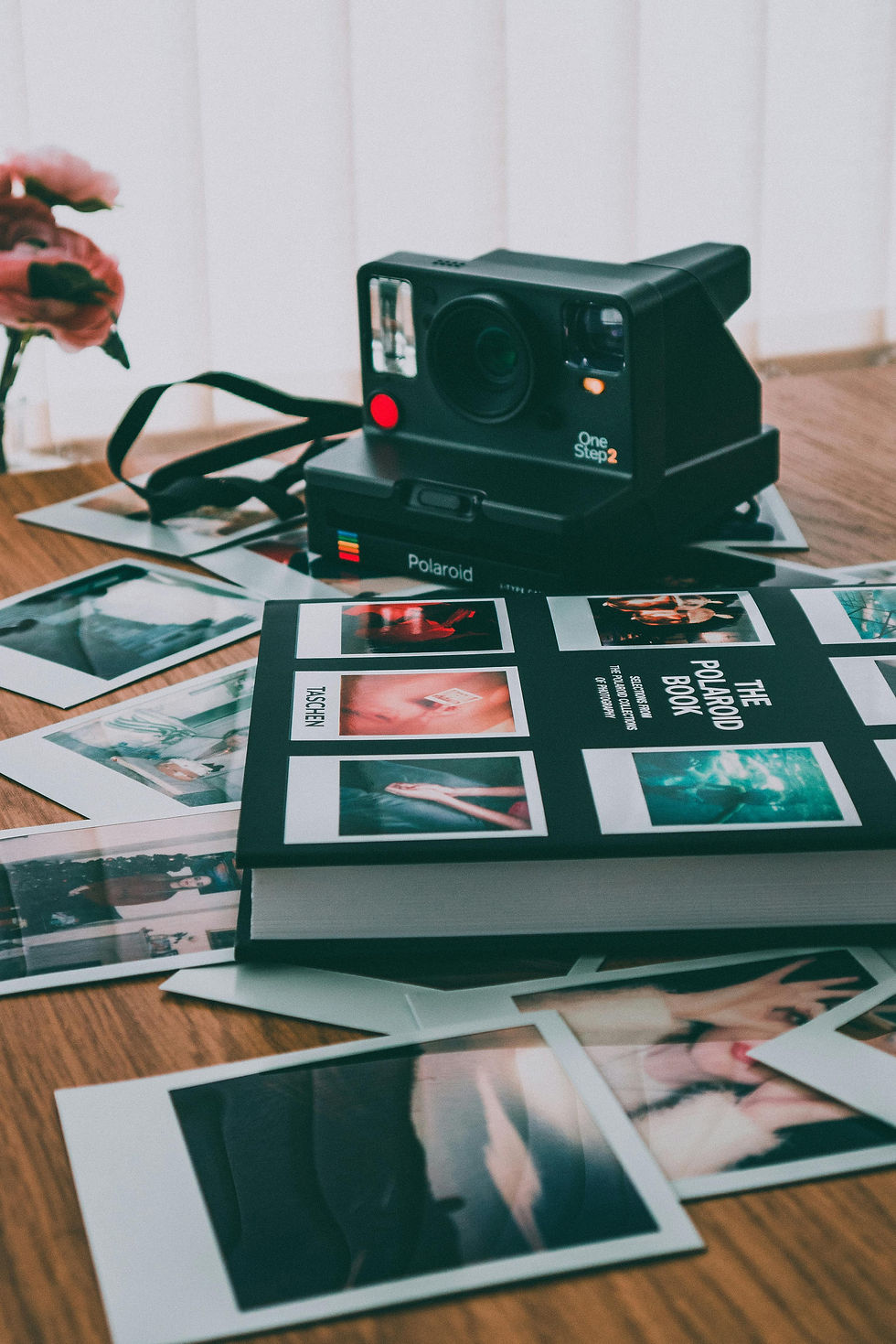 Un appareil photo polaroid avec un book photo