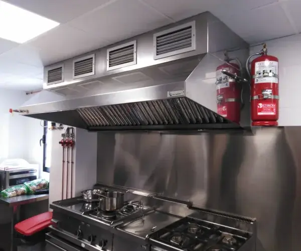 Cocina industrial de restaurante con extintor de Acetato de Potasio Clase K