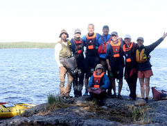 Gruppenfoto der Teilnehmenden einer geführten Kajaktour im Saimaa-Seengebiet in Finnland – unterwegs mit Zelt, Seekajak und Gemeinschaft