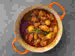 receta de pollo alla cacciatora, en salsa de tomate y verduras