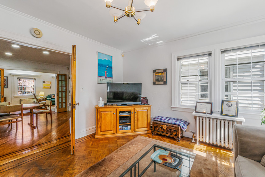 107 Mowbray Dr, Kew Gardens